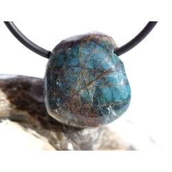 Apatit blau natur Trommelstein gebohrt - ca. 2,1 cm x 1,9 cm x 0,9 cm