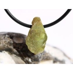 Titanit (Sphen) Kristall mit Spitze / Rohsteinform gebohrt - Sonderqualitt - Raritt - ca. 2 cm x 1,1 cm x 0,6 cm