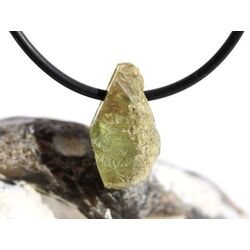Titanit (Sphen) Kristall mit Spitze / Rohsteinform gebohrt - Sonderqualitt - Raritt - ca. 2 cm x 1,1 cm x 0,6 cm