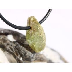 Titanit (Sphen) Kristall mit Spitze / Rohsteinform gebohrt - Sonderqualitt - Raritt - ca. 2 cm x 1,1 cm x 0,6 cm