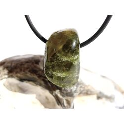 Vesuvian grn (Idokras) Trommelstein gebohrt - Raritt - ca. 2,4 cm x 1,4 cm x 1,5 cm (GKS)