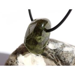 Vesuvian grn (Idokras) Trommelstein gebohrt - Raritt - ca. 2,4 cm x 1,4 cm x 1,5 cm (GKS)