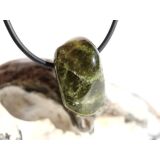 Vesuvian grün (Idokras) Trommelstein gebohrt - Rarität - ca. 2,4 cm x 1,4 cm x 1,5 cm (GKS)
