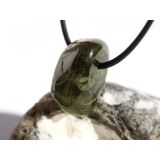 Vesuvian grün (Idokras) Trommelstein gebohrt - Rarität - ca. 2,4 cm x 1,4 cm x 1,5 cm (GKS)