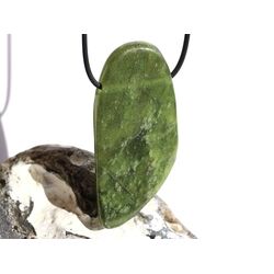 Vesuvian grn (Idokras) XXXL Schmuckstein / Scheibenstein gebohrt - Sonderqualitt - Raritt - Handarbeit - ca. 6,3 cm x 3,1 cm x 0,8 cm