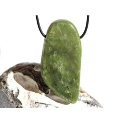 Vesuvian grn (Idokras) XXXL Schmuckstein / Scheibenstein gebohrt - Sonderqualitt - Raritt - Handarbeit - ca. 6,3 cm x 3,1 cm x 0,8 cm