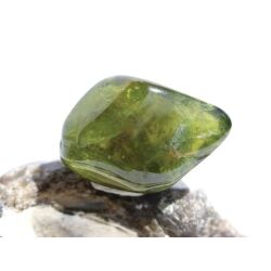 Vesuvian grün (Idokras) Trommelstein - Sonderqualität - Rarität - ca. 2,8 cm x 1,9 cm x 1,2 cm