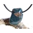 Apatit blau natur Trommelstein gebohrt - ca. 2,3 cm x 1,8 cm x 0,8 cm - Sonderpreis wg. Makel -