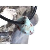 Larimar Trommelstein gebohrt (Pektolith blau) - Rarität - ca. 1,5 cm x 1,7 cm x 1,3 cm