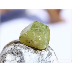 Apatit grn Kristall / Rohstein - Sonderqualitt - Raritt - ca. 2 cm x 1,7 cm x 1,4 cm