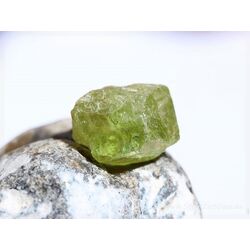 Apatit grn Kristall / Rohstein - Sonderqualitt - Raritt - ca. 2 cm x 1,7 cm x 1,4 cm