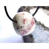 Cinnabarit-Opal (Zinnober-Opal) Trommelstein gebohrt -...