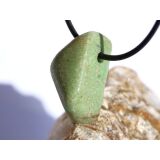 Chrysopras Schmuckstein / Trommelstein gebohrt - ca. 2,8 cm x 2 cm x 1,7 cm