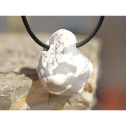 Dolomit wei� Trommelstein gebohrt - Sonderqualit�t - ca. 2,9 cm x 2,4 cm x 1,8 cm