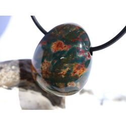 Heliotrop Trommelstein gebohrt - AA-Sonderqualit�t - ca. 2,7 cm x 2,2 cm x 1,4 cm