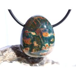 Heliotrop Trommelstein gebohrt - AA-Sonderqualit�t - ca. 2,7 cm x 2,2 cm x 1,4 cm