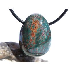 Heliotrop Trommelstein gebohrt - AA-Sonderqualit�t - ca. 2,6 cm x 2 cm x 1,4 cm