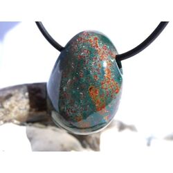 Heliotrop Trommelstein gebohrt - AA-Sonderqualit�t - ca. 2,6 cm x 2 cm x 1,4 cm