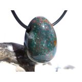 Heliotrop Trommelstein gebohrt - AA-Sonderqualität - ca. 2,6 cm x 2 cm x 1,4 cm