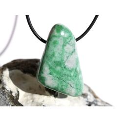 Jadeit (Jade / Burmajade) grn XXL Schmuckstein / Trommelstein gebohrt - Sonderqualitt - Handarbeit - ca. 4,5 cm x 3 cm x 1,4 cm