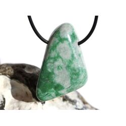 Jadeit (Jade / Burmajade) grn XXL Schmuckstein / Trommelstein gebohrt - Sonderqualitt - Handarbeit - ca. 4,5 cm x 3 cm x 1,4 cm