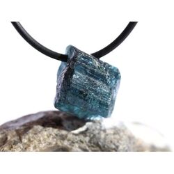 Turmalin blau (Indigolith) Kristall / Rohsteinform gebohrt - Sonderqualitt - Raritt - ca. 2 cm x 1,8 cm x 1,3 cm (GKS)