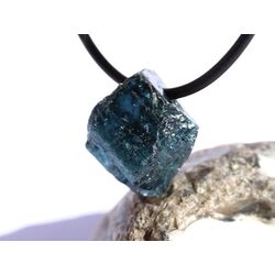 Turmalin blau (Indigolith) Kristall / Rohsteinform gebohrt - Sonderqualitt - Raritt - ca. 2 cm x 1,8 cm x 1,3 cm (GKS)