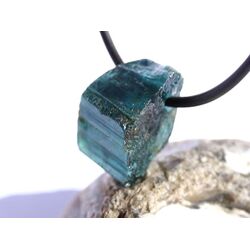 Turmalin blau (Indigolith) Kristall / Rohsteinform gebohrt - Sonderqualitt - Raritt - ca. 2,1 cm x 1,4 cm x 1,3 cm (GKS)