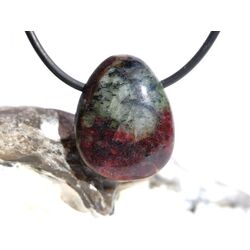 Eudialyt Trommelstein gebohrt - Sonderqualitt - ca. 2,5 cm x 2 cm x 0,9 cm (GKS)