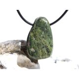 Serpentin mit Stichtit (Atlantisit) Trommelstein / Scheibenstein gebohrt - ca. 3,4 cm x 2,1 cm x 0,9 cm