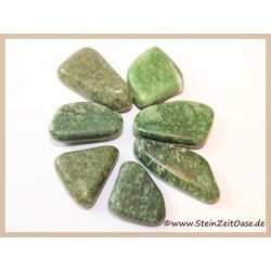 Nephrit-Jade mittelgrn Trommelsteine / Schmucksteine - ca. 2 cm - 3,5 cm / ca. 6 -  10 g/St (GKS)