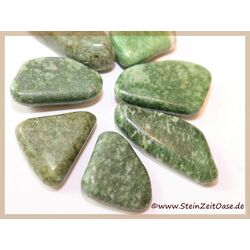 Nephrit-Jade mittelgrn Trommelsteine / Schmucksteine - ca. 2 cm - 3,5 cm / ca. 6 -  10 g/St (GKS)