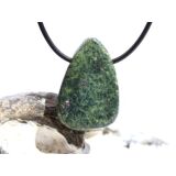 Serpentin mit Stichtit (Atlantisit) Trommelstein / Scheibenstein gebohrt - ca. 3,2 cm x 2,2 cm x 0,9 cm