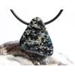 Glaukophan mit Granat / Glaukophanschiefer (Eklogit) Schmuckstein / Scheibenstein gebohrt - Sonderqualität - Handarbeit - ca. 2,8 cm x 2,4 cm x 0,5cm