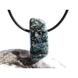 Glaukophan mit Granat / Glaukophanschiefer (Eklogit) Schmuckstein gebohrt - Sonderqualität - Handarbeit - ca. 3 cm x 1,3 cm x 1 cm