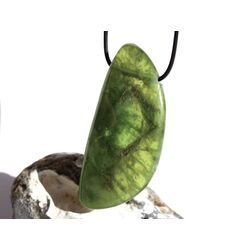 Vesuvian grn (Idokras) XXXL Schmuckstein / Scheibenstein gebohrt - Sonderqualitt - Raritt - Handarbeit - ca. 7,4 cm x 3,3 cm x 1,1 cm
