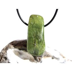 Vesuvian grn (Idokras) XXL Schmuckstein gebohrt - Sonderqualitt - Raritt - Handarbeit - ca. 3,9 cm x 1,8 cm x 1,3 cm