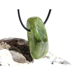 Vesuvian grn (Idokras) XXL Schmuckstein gebohrt - Sonderqualitt - Raritt - Handarbeit - ca. 3,9 cm x 1,8 cm x 1,3 cm