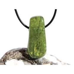 Vesuvian grn (Idokras) XXL Schmuckstein gebohrt - Sonderqualitt - Raritt - Handarbeit - ca. 3,9 cm x 1,8 cm x 1,3 cm