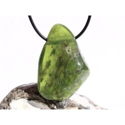 Vesuvian grn (Idokras) XXXL Schmuckstein gebohrt - Sonderqualitt - Raritt - Handarbeit - ca. 4,7 cm x 3,2 cm x 1,5 cm