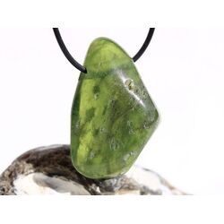 Vesuvian grn (Idokras) XXXL Schmuckstein gebohrt - Sonderqualitt - Raritt - Handarbeit - ca. 4,7 cm x 3,2 cm x 1,5 cm