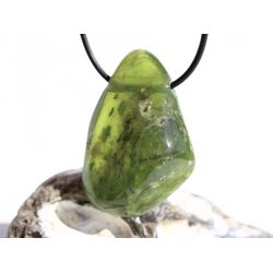 Vesuvian grn (Idokras) XXXL Schmuckstein gebohrt - Sonderqualitt - Raritt - Handarbeit - ca. 4,7 cm x 3,2 cm x 1,5 cm
