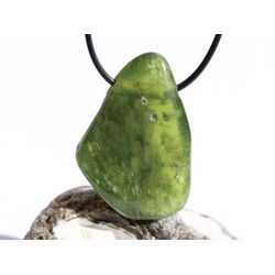 Vesuvian grn (Idokras) XXXL Schmuckstein gebohrt - Sonderqualitt - Raritt - Handarbeit - ca. 4,7 cm x 3,2 cm x 1,5 cm