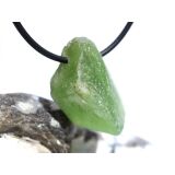 Peridot Kristall- / Rohsteinform mit Spitze, gebohrt (Olivin / Chrysolith) - Sonderqualität - ca. 2,6 cm x 2 cm x 1,9 cm