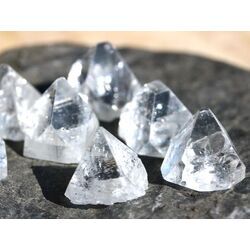 Apophyllit farblos / wei� Kristalle / Rohsteine - AA-Sonderqualit�t - ca. 1,3 - 1,9 cm