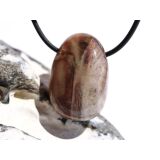 Versteinertes Holz Trommelstein gebohrt - Sonderqualität - ca. 3,1 cm x 2,1 cm x 1,5 cm