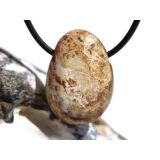 Versteinertes Holz Trommelstein gebohrt - Sonderqualität - ca. 2,8 cm x 2 cm x 1,3 cm