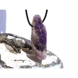 Chevron-Amethyst (Amethystquarz) XXL Rohsteinform angetrommelt, gebohrt - ca. 5,1 cm x 2 cm x 1,8 cm