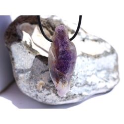 Chevron-Amethyst (Amethystquarz) XXL Rohsteinform angetrommelt, gebohrt - ca. 5,1 cm x 2 cm x 1,8 cm