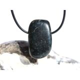 Jade schwarz (Chalkopyrit-Nephrit) Trommelstein gebohrt - Rarität - ca. 3,2 cm x 1,9 cm x 1,4 cm